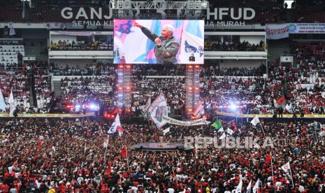 Calon Presiden nomor urut 3 Ganjar Pranowo menyampaikan pidato politiknya pada acara Konser Salam M3tal (Menang Total) di Stadion Utama Gelora Bung Karno, Jakarta, Sabtu (3/2/2024). Acara Konser Salam M3tal dihadiri Ganjar-Mahfud dan sejumlah ketua partai politik pengusung. Pada acara itu, Ganjar menyampaikan pidato politik di hadapan ribuan pendukungnya dan mengajak untuk memenangkan pasangan nomor urut 3.