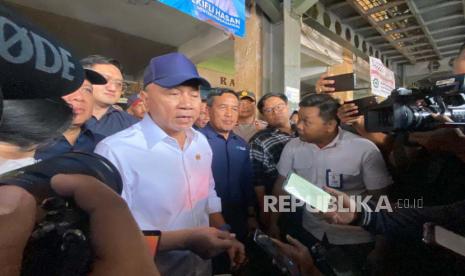 Menteri Perdagangan RI Zulkifli Hasan meninjau harga pangan di Pasar Sederhana Kota Bandung, Rabu (27/9/2023). 