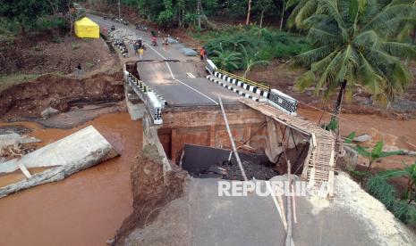 Foto udara jembatan jalur wisata Pelabuhan Ratu-Geopark Ciletuh terputus di Kabupaten Sukabumi, Jawa Barat, Sabtu (7/12/2024). Hujan ekstrem dengan intensitas tinggi dan berdurasi lama yang melanda Kabupaten Sukabumi pada Rabu (5/12), membuat Sungai Cisantri meluap dan mengakibatkan terputusnya jembatan akses wisata menuju Geopark Ciletuh. 