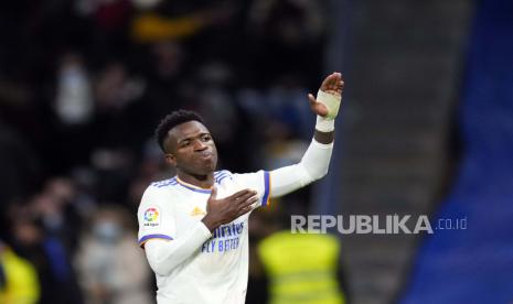 Vinicius Junior dari Real Madrid merayakan setelah mencetak gol kedua timnya selama pertandingan sepak bola La Liga Spanyol antara Real Madrid dan Sevilla di stadion Bernabeu di Madrid, Spanyol, Senin (29/11).