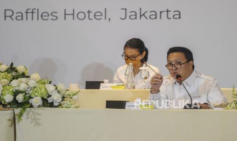 Presiden Direktur PT Adaro Energy Indonesia Tbk (Adaro) Garibaldi Thohir memberikan paparan saat pelaksanaan Rapat Umum Pemegang Saham Tahunan (RUPST) Adaro di Jakarta, Rabu (27/4/2022). RUPST tersebut menyetujui dan mengesahkan laporan tahunan dan laporan keuangan konsolidasi perseroan tahun 2021, di mana Perseroan membukukan pendapatan bersih 3,993 miliar dolar AS dengan EBITDA operasional 2,1 miliar dolar AS, sementara capaian produksi tahun lalu sebesar 52,70 juta ton dan tahun ini menargetkan produksi sebesar 58-60 juta ton. 