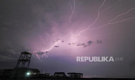 Petir terlihat di kawasan pesisir Indramayu, Jawa Barat, Senin (14/12/2020). Badan Meteorologi; Klimatologi dan Geofisika (BMKG) memperkirakan hujan dan petir melanda sembilan kabupaten/kota di Provinsi Kalimantan Timur pada Senin (6/2/2023).