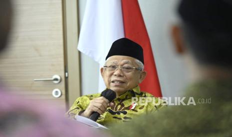 Wakil Presiden KH Maruf Amin memulai perdana berkantor di Papua dengan bertemu berbagai tokoh dan komunitas di Papua di  kompleks Kantor Gubernur Papua Jayapura, Provinsi Papua, Selasa (10/10/10). 