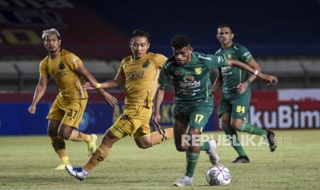 Gelandang Persebaya Surabaya R Kambuaya (kedua kanan) berusaha melewati hadangan pemain Bhayangkara FC dalam pertandingan lanjutan BRI Liga 1-2021/2022 di Stadion Si Jalak Harupat, Kabupaten Bandung, Jumat (24/9). Dalam pertandingan tersebut Bhayangkara FC berhasil mengalahkan Persebaya Surabaya dengan Skor 1-0. Foto: Republika/Abdan Syakura