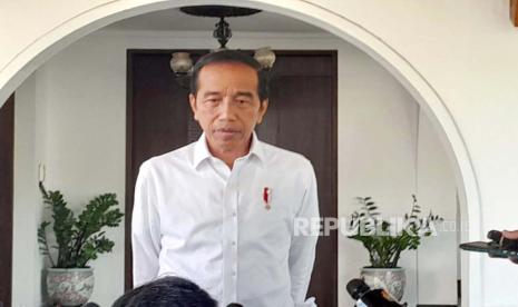 Presiden Jokowi saat memberikan keterangan pers soal Mentan SYL di depan Kantor Presiden, Jakarta, Jumat (6/10/2023).