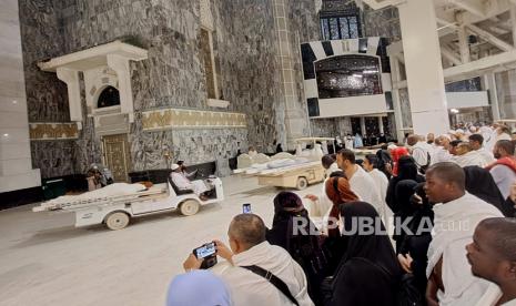 Petugas membawa jamaah yang wafat usai dishalatkan di Masjidil Haram, Mekah, Arab Saudi.