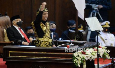 Presiden Joko Widodo menyampaikan pidato dalam rangka penyampaian laporan kinerja lembaga-lembaga negara dan pidato dalam rangka HUT ke-75 Kemerdekaan RI pada sidang tahunan MPR dan Sidang Bersama DPR-DPD di Komplek Parlemen, Senayan, Jakarta, Jumat (14/8).Prayogi/Republika.