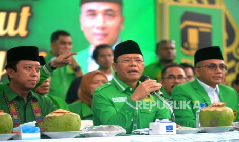 Plt Ketua Umum PPP, Muhamad Mardiono (tengah) bersama Ketua Majelis Pertimbangan PPP Romahurmuziy (kiri) dan Sekjen PPP Asnawi Thomafi menghadiri deklarasi dukungan calon presiden saat Rapimnas di Sleman, Yogyakarta, Rabu (26/4/2023). Sesuai hasil Rapimnas PPP mendukung Calon Presiden dari PDI Perjuangan,  Ganjar Pranowo. Selanjutnya PPP akan menjalin komunikasi politik dengan PDI Perjuangan.