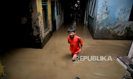 Seorang anak melintasi banjir yang merendam kawasan Kebon Pala, Kampung Melayu, Jakarta, Sabtu (16/7/2022). Banjir setinggi 40-170 centimeter tersebut terjadi akibat meluapnya air sungai Ciliwung yang dipicu oleh tingginya curah hujan yang mengguyur wilayah Jakarta, Bogor, dan Depok sejak Jumat (15/7/2022) malam hingga Sabtu pagi.Prayogi/Republika.