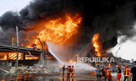  Petugas pemadam kebakaran Lebanon mencoba memadamkan api di Pelabuhan Beirut, Lebanon, Kamis (10/9/2020). Kebakaran besar berkobar di pelabuhan Beirut, kurang dari sebulan setelah ledakan besar mengguncang fasilitas pelabuhan dan sekitarnya. Penyebab kebakaran belum diketahui.