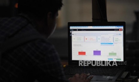 Wartawan memperhatikan proses hitung cepat (quick count) Pilkada 2018 melalui layar computer di Kantor LSI, Jakarta, Rabu (27/6).