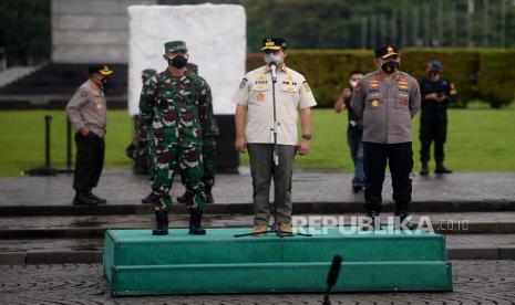 Gubernur DKI Jakarta Anies Baswedan memberikan arahan saat gelar pasukan dalam rangka pengetatan PPKM Mikro di wilayah DKI Jakarta di Lapangan Monas, Jakarta, Jumat (18/6). Gelar pasukan dalam rangka pengetatan PPKM Mikro yang diikuti oleh personel gabungan dari TNI, Polri dan Satpol PP tersebut sebagai upaya menekan penyebaran Covid-19 di DKI Jakarta yang terus meningkat beberapa hari belakangan ini.Prayogi/Republika