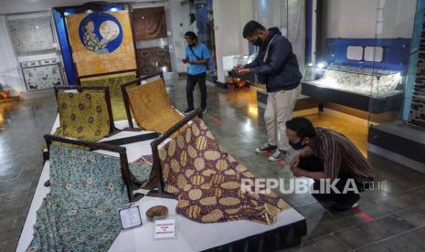 Pengunjung mengamati koleksi kain batik di Museum Batik Pekalongan, Jawa Tengah, Senin (27/7/2020). Pemerintah setempat mulai membuka wisata koleksi batik saat Adaptasi Kebiasaan Baru pandemi COVID-19, dengan menerapkan protokol kesehatan di dalam ruangan pamer kain batik dan penerapan jaga jarak di ruang praktik membatik. 