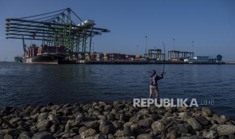 Warga memancing saat berlangsung bongkar muat peti kemas di New Priok Container Terminal One, Jakarta Utara, Jumat (9/4). Direktorat Jenderal Pengembangan Ekspor Nasional Kementerian Perdagangan menyatakan pemerintah terus berupaya meningkatkan ekspor salah satunya dengan penetrasi pasar non tradisional yang meliputi wilayah Afrika, Timur Tengah, Eurasia, Amerika latin, Asia Selatan dan Oceania. ANTARA FOTO/Sigid Kurniawan/rwa.