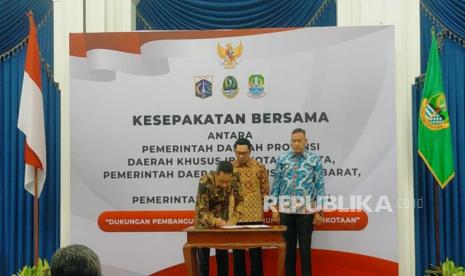 Penjabat (Pj) Gubernur DKI Jakarta Heru Budi Hartono melakukan penandatanganan kesepakatan bersama Gubernur Jawa Barat (Jabar) Ridwan Kamil dan Plt Wali Kota Bekasi Tri Adhianto terkait dengan Pembangunan Angkutan Umum Massal Perkotaan Mass Rapid Transit (MRT) East-West di Gedung Sate, Bandung, Jawa Barat pada Jumat (17/2/2023).