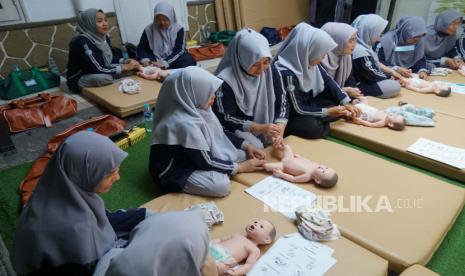 FK Unisba berikan pelatihan dan pendampingan manajemen kesehatan mental dan terapi pijat anak ke Ibu Asuh Daycare. 