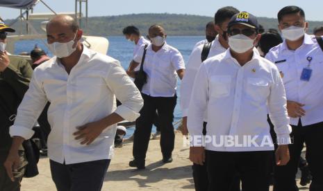 Menteri Kelautan dan Perikanan (KKP) Sakti Wahyu Trenggono (kanan) didampingi Gubernur NTT Viktor B Laiskodat melakukan kunjungan kerja di Kupang, NTT, Rabu (30/6/2021). Kedatangan Menteri KKP ini dalam rangka meninjau pembangunan infrastruktur kelautan dan perikanan di NTT khususnya sektor perikanan budidaya seperti ikan Kerapu dan Kakap. 