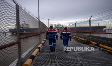 Pekerja PT Pertamina Hulu Rokan (PHR) berjalan menuju dermaga untuk mengecek proses pengapalan lifting minyak mentah produksi PHR di Dumai Terminal Oil Wharf, Dumai, Riau. Satuan Kerja Khusus Pelaksana Kegiatan Usaha Hulu Minyak dan Gas Bumi (SKK Migas) mencatat nilai penerimaan negara dari industri hulu minyak dan gas bumi mencapai 4,4 miliar dolar AS atau sekitar Rp 62 triliun hingga kuartal I 2022.