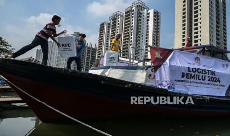 Tiga petugas mengangkat logistik Pemilu 2024 yang akan didistribusikan ke Kepulauan Seribu di Pelabuhan Marina Ancol, Jakarta, Jumat (9/2/2024). KPU Kabupaten Kepulauan Seribu mulai mendistribusikan sebanyak 22.515 surat suara dan 320 kotak suara menggunakan kapal tradisional ke gudang logistik di Pulau Pramuka. ANTARA FOTO/Bayu Pratama S/nym.