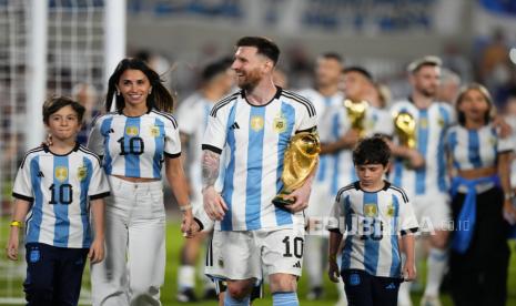 Bintang timnas Argentina, Lionel Messi (paling depan).