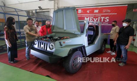 Ketua tim pengembangan mobil listrik multiguna Institut Teknologi Sepuluh Nopember (ITS), Harus Laksana Guntur (kedua kiri), menjelaskan tentang mobil listrik Multipurpose Electric Vehicle ITS (MEvITS) rancangannnya kepada sejumlaha tamu undangan di sela acara peluncurannya di Surabaya, Jawa Timur, Ahad (27/11/2022). ITS kini berada di posisi 1.146 Webometrics Ranking Web of Universities periode Januari 2023.