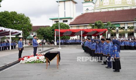 Bupati Garut Rudy Gunawan melantik 3.295 guru honorer menjadi pegawai pemerintah dengan perjanjian kerja (PPPK) di Lapangan Oto Iskandar di Nata, Alun-alun Garut, Kecamatan Garut Kota, Kabupaten Garut, Selasa (27/6/2023). 