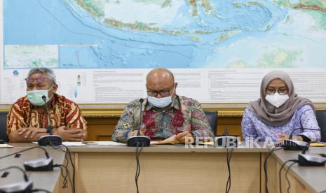 Mantan ketua KPU Arief Budiman (kiri) bersama Plt Ketua KPU Ilham Saputra (tengah) dan Anggota KPU Evi Novida Ginting (kanan) memberikan keterangan pers terkait tindak lanjut putusan DKPP dalam perkara pemberhentian ketua KPU di Jakarta, Jumat (15/1/2021). Rapat pleno KPU RI memutuskan untuk menunjuk Ilham Saputra menjadi Plt Ketua KPU menggantikan Arief Budiman yang diberhentikan oleh DKPP. 