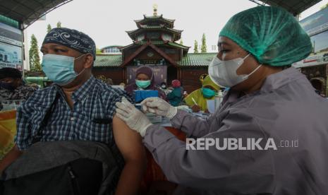 Petugas kesehatan menyuntikkan vaksin COVID-19 dosis ketiga (booster) kepada warga di Masjid Muhammad Cheng Hoo, Surabaya, Jawa Timur, Kamis (31/3/2022). Vaksinasi dosis ketiga yang digelar Yayasan Muhammad Cheng Hoo bekerja sama  dengan Polrestabes Surabaya dan Dinas Kesehatan Kota Surabaya itu menyasar 700 takmir masjid, ustaz, ustazah, dan 300 masyarakat umum. 