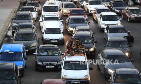 Orang-orang dengan menggunakan kendaraan terjebak kemacetan ketika hendak melarikan diri dari dari serangan uara Israel di Beirut, di selatan kota pelabuhan Sidon, Lebanon, Selasa (24/9/2024).