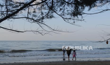 Warga mengunjungi Pantai Wisata Jumiang di Pamekasan, Jawa Timur, Senin (20/7/2020). Sektor pariwisata di Kabupaten Pamekasan mulai bangkit setelah sempat ditutup akibat pandemi COVID-19. ANTARA FOTO/Saiful Bahri/wsj.