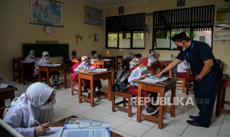 Pelajar mengikuti pembelajaran tatap muka di SDN Pondok Labu 14 Pagi, Jakarta Selatan, Senin (30/8). Sebanyak 610 sekolah di DKI Jakarta menggelar pembelajaran tatap muka secara terbatas dengan penerapan protokol kesehatan yang ketat. Republika/Thoudy Badai