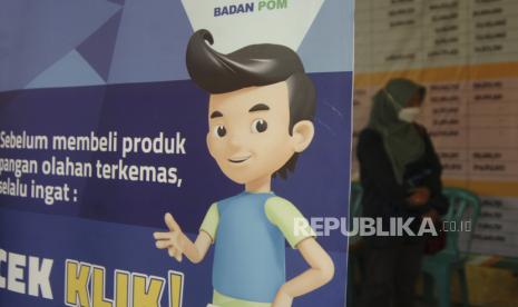 Warga melintasi poster himbauan makanan sehat bebas bahan kimia berbahaya saat edukasi keamanan pangan (ilustrasi) 