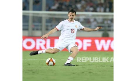 Gelandang Timnas Indonesia Thom Jan Haye menendang bola pada laga Kualifikasi Piala Dunia 2026 antara Vietnam melawan Indonesia di Stadion My Dinh, Hanoi, Selasa, (26/3/2024). Indonesia menang telak 3-0 atas Vietnam mengulang sejarah 20 tahun lalu.