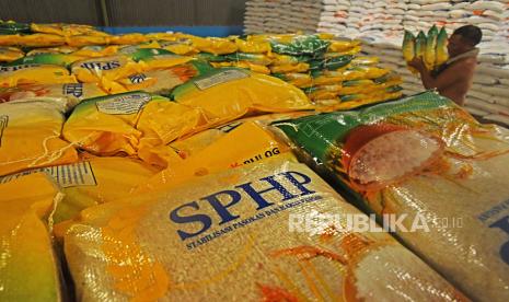 Pekerja mengangkut stok beras kualitas medium kemasan 5 kilogram di gudang Bulog Serang, Banten, Senin (31/7/2023). Perum Bulog bekerja sama dengan Badan Pangan Nasional menyiapkan 2 ton beras kualitas medium kemasan 5 kilogram yang dijual seharga Rp41.500 (Rp8.300/kg) untuk keperluan stabilisasi pasokan dan harga pangan (SPHP) guna mencegah terjadinya gejolak harga beras. 