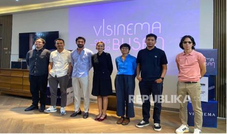 Tim produksi film 24 Jam Bersama Gaspar dan Ali Topan dalam konferensi pers di Jakarta Selatan, Kamis (7/9/2023). Kedua film produksi Visinema Pictures itu akan ikut berkompetisi di Busan International Film Festival (BIFF) 2023. 