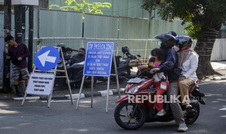 Pengendara motor memutarbalikan kendaraan saat pemberlakuan kawasan rendah emisi di Tebet, Jakarta, Ahad (11/9/2022). dan menetapkan Hari Libur Nasional dan Cuti Bersama Tahun 2023 sebanyak 16 hari.