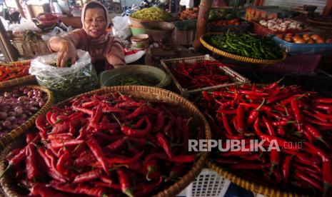 Pedagang menata cabai rawit merah di kios (ilustrasi).Harga cabai di pasar tradisional di Kabupaten Kepulauan Sangihe, Sulawesi Utara, saat ini naik 48 persen menjadi Rp 50 ribu per kilogram. 