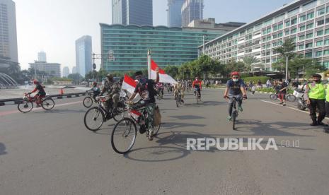 Warga bersepeda dengan mengenakan masker saat hari bebas kendaaran bermotor pada masa transisi pembatasan sosial berskala besar (PSBB) di kawasan Bundaran HI, Jakarta, Ahad (8/11/2020). Pelaksanaan PSBB Transisi yang berakhir hari ini (8 November 2020) dinilai berdampak pada menurunnya angka kasus positif COVID-19 di Ibu Kota, sekaligus menurunnya angka kematian pasien akibat virus tersebut.  