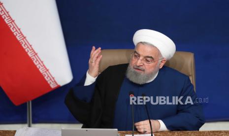 Rouhani tidak Percaya Turki Hina Iran. Sebuah foto selebaran yang disediakan oleh kantor kepresidenan Iran menunjukkan Presiden Iran Hassan Rouhani berbicara selama pertemuan kabinet di Teheran, Iran, 11 November 2020. Rouhani mengatakan kebijakan Iran akan tetap tidak berubah terlepas siapa yang menjadi presiden AS berikutnya dan terserah pada pemerintahan baru AS untuk kembali ke diplomasi dengan Iran atau tidak.