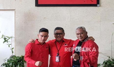 Sekretaris Jenderal PDIP, Hasto Kristiyanto bersama Wali Kota Solo Gibran Rakabuming Raka di Kantor DPP PDIP, Jakarta, Senin (22/5/2023).