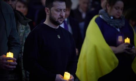  Presiden Ukraina Volodymyr Zelenskyy mendesak Rusia untuk mulai menarik pasukannya saat Natal