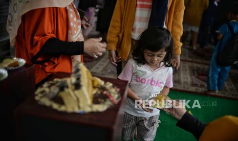 Anak-anak korban gempa Cianjur mengikuti kegiatan trauma healing di pengungsian Desa Cibulakan, Cugenang, Kabupaten Cianjur, Jawa Barat, Selasa (27/12/2022). Republika bersama Ikatan Penerbit Indonesia (Ikapi), Dompet Dhuafa, Republika Penerbit, dan Cianjur Read Aloud menggelar kegiatan trauma healimg bagi sebagai upaya menguasai rasa trauma bagi warga korban Gempa Cianjur. Selain itu, Republika juga menyalurkan paket bantuan dari pembaca untuk  berupa perlengkapan ibadah dan peralatan sekolah. 