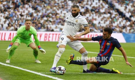 Eric Garcia (kanan) dari FC Barcelona selama El Clasico, pertandingan sepak bola LaLiga Spanyol antara Real Madrid dan FC Barcelona di Madrid, Spanyol, 16 Oktober 2022.