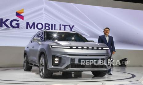  SUV listrik KG Mobility xTorres EVX dipamerkan di Seoul Mobility Show 2023 selama acara media day di KINTEX di Goyang, Korea Selatan, Kamis (30/3/2023).