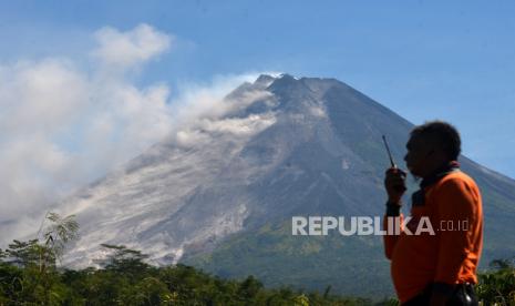 Luncuran awan panas guguran (APG) Gunung Merapi terlihat dari Tunggularum, Sleman, Yogyakarta, Senin (13/3/2023). Aktivitas vulkanik Gunung Merapi terpantau masih tinggi. Berdasarkan pengamatan BPPTKG Senin (13/3/2023) dari pukul 00:00 hingga 06:00 WIB teramati guguran lava pijar terjadi sebanyak 30 kali dengan jarak luncur maksimum 1100 meter ke arah Barat Daya.