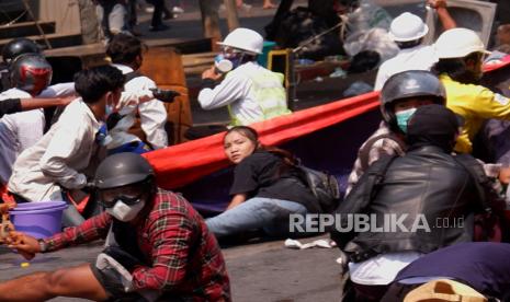  Angel seorang pengunjuk rasa berusia 19 tahun, juga dikenal sebagai Kyal Sin, berbaring di tanah sebelum dia ditembak di bagian kepala ketika pasukan Myanmar  membubarkan demonstrasi anti-kudeta di Mandalay, Myanmar, Rabu (3/3).