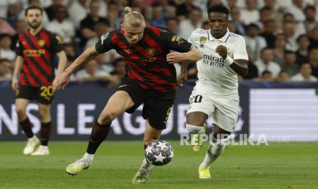 Pemain Manchester City Erling Haaland (kiri) diklaim hampir merapat ke Barcelona.