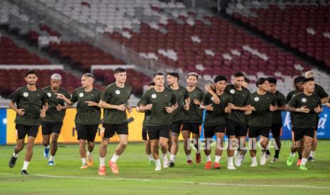 Sejumlah pesepak bola Timnas Filipina mengikuti latihan resmi jelang pertandingan Kualifikasi Piala Dunia 2026 di Stadion Utama Gelora Bung Karno (SUGBK), Jakarta, Senin (10/6/2024). Timnas Filipina akan melawan Timnas Indonesia pada pertandingan ke-6 Grup F Kualifikasi Piala Dunia 2026, Selasa 11 Juni 2024 di Stadion Utama Gelora Bung Karno (SUGBK). 