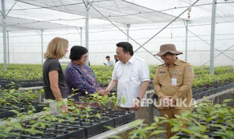 Duta Besar Norwegia untuk Indonesia Rut Kruger Giverin, Menteri Lingkungan Hidup dan Kehutanan Republik Indonesia Siti Nurbaya, Presiden Direktur PT Adaro Energy Indonesia Tbk Garibaldi Thohir, serta Sekda Kalimantan Selatan Roy Rizali Anwar (dari kiri) meninjau Persemaian Liang Anggang di Banjarbaru, Kalsel, Senin (14/10/2024). Persemaian Liang Anggang Banjarbaru memiliki luas total 14 hektare. PLA dibangun atas kolaborasi antara KLHK, Kementerian PUPR dan PT. Adaro Energy Indonesia. PLA mempunyai kapasitas produksi 10 juta batang/tahun dengan jenis bibit kayu-kayuan, HHBK, endemik, dan estetik. 