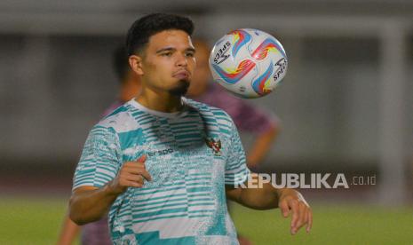 Pemain timnas Indonesia Ragnar Oratmangoen mengikuti sesi latihan jelang laga Kualifikasi Piala Dunia 2026 melawan Vietnam di Stadion Madya, Senayan, Jakarta, Rabu (20/3/2024). Latihan timnas Indonesia dipimpin langsung oleh pelatih Shin Tae-Yong. Indonesia akan menghadapi Vietnam di Stadion Gelora Bung Karno Senayan, Jakarta, Kamis (21/3/2024) malam.